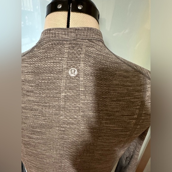 Lululemon Swift Tech tee - Picture 7 of 9